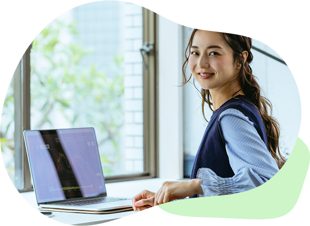 ウェブクリエイターズスクールのパソコンと女性